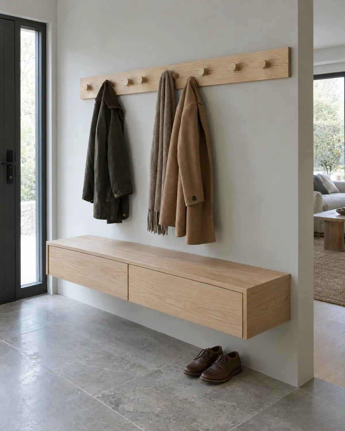 Garderobe aus Esche mit Hakenleiste und schwebender Bank mit zwei Laden